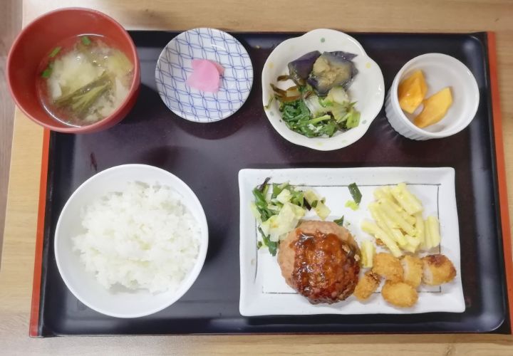 美味しいお食事と3時におやつをご提供します